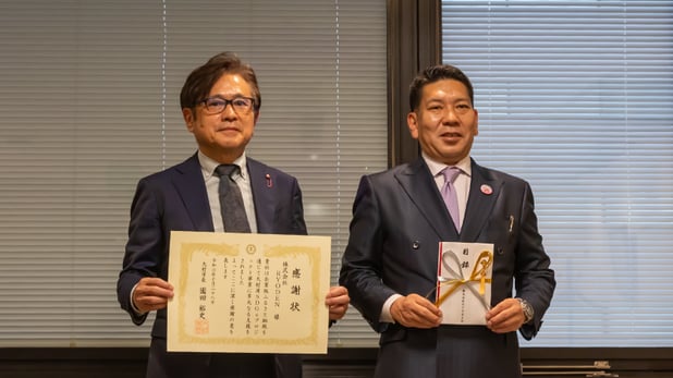 長崎県大村市長による株式会社RYODENの寄付金（1千万円）に対する感謝状贈呈式写真